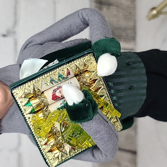 Byers' Choice Caroler 2004 Christmas Traditions Man with Christmas Crackers - Picture 5 of 17